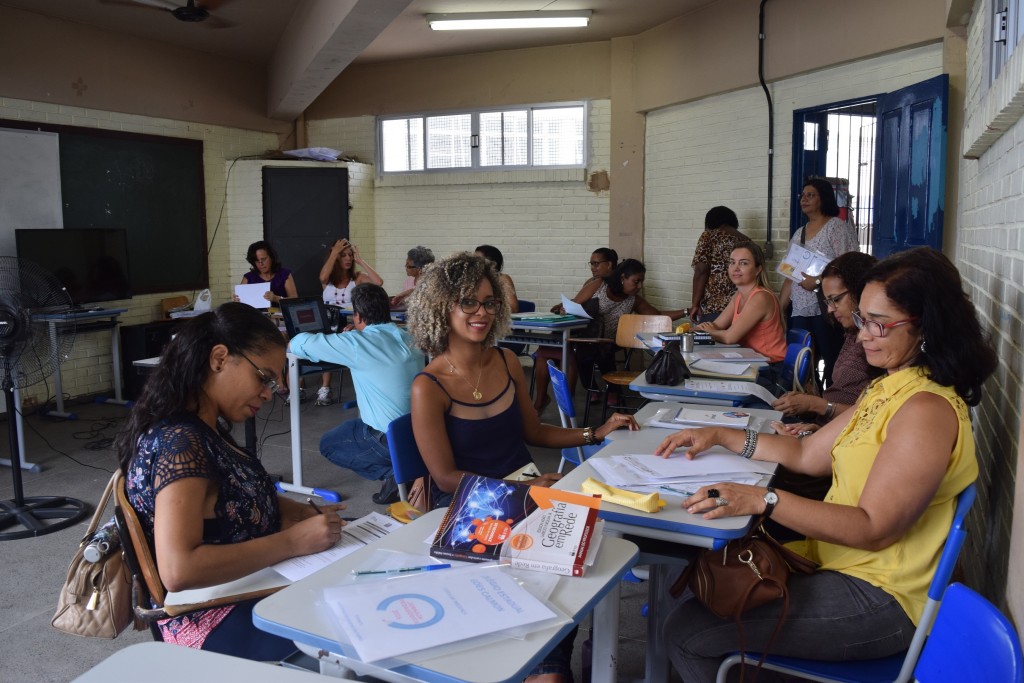 Professores e membros do colegiado escolar